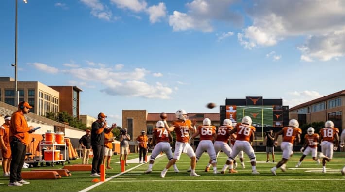 Texas’ Supporting Cast Gives Manning a National Platform